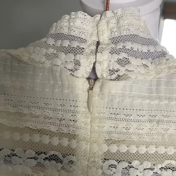 NWT EVEREVE Women's Endless Rose Mock Neck Textured Lace Top. Size medium - Picture 10 of 11